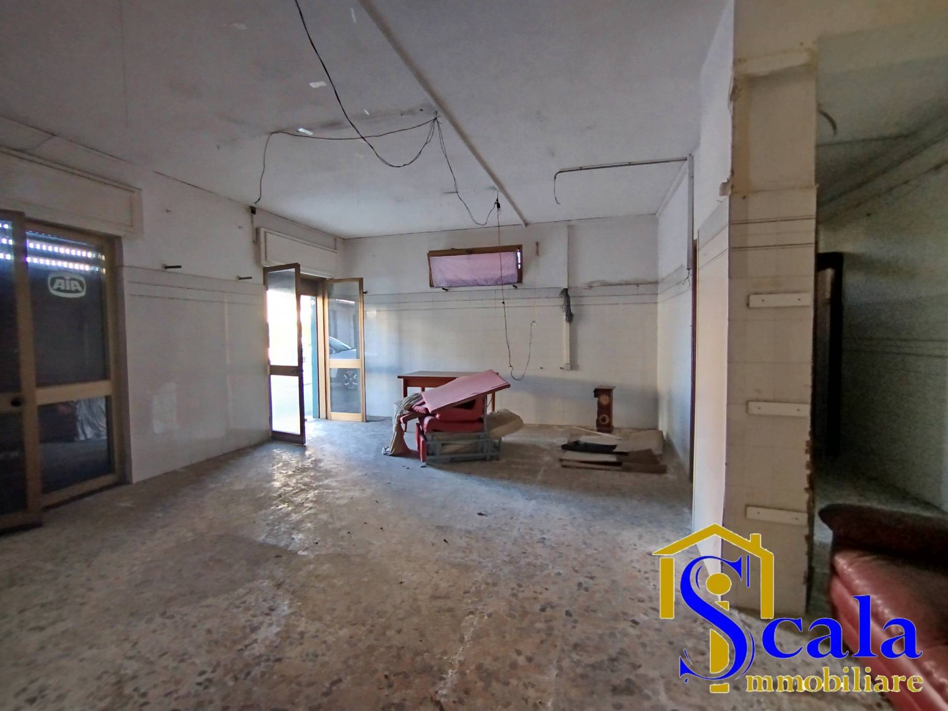 Locale commerciale in affitto a Santa Maria Capua Vetere