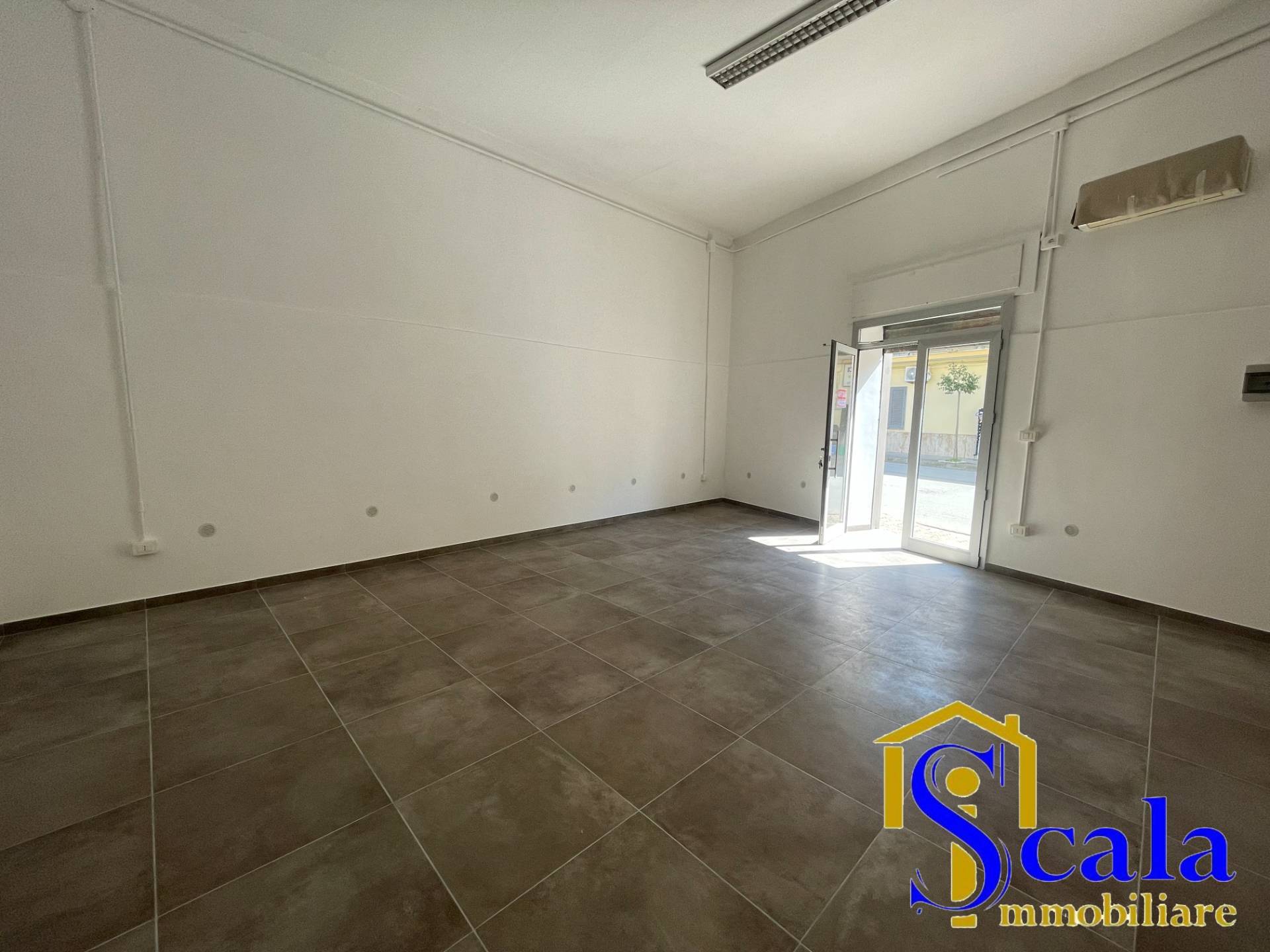 Locale commerciale in affitto a Santa Maria Capua Vetere, Sant'Andrea