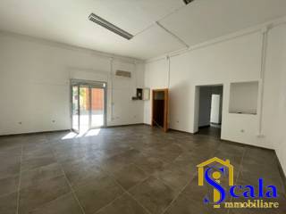 Locale commerciale in affitto a Santa Maria Capua Vetere, Sant'Andrea