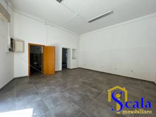 Locale commerciale in affitto a Santa Maria Capua Vetere, Sant'Andrea