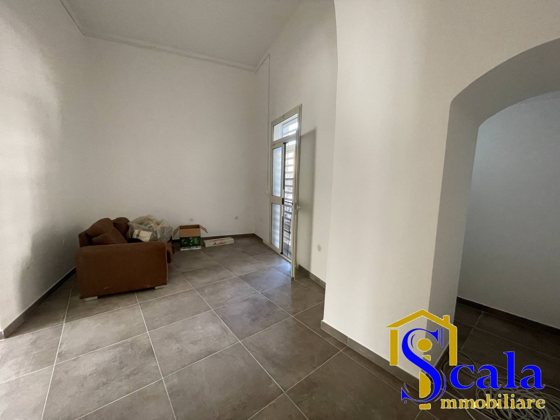 Locale commerciale in affitto a Santa Maria Capua Vetere, Sant'Andrea