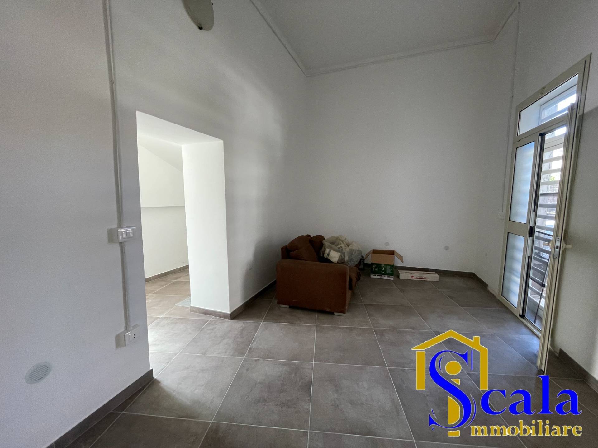 Locale commerciale in affitto a Santa Maria Capua Vetere, Sant'Andrea