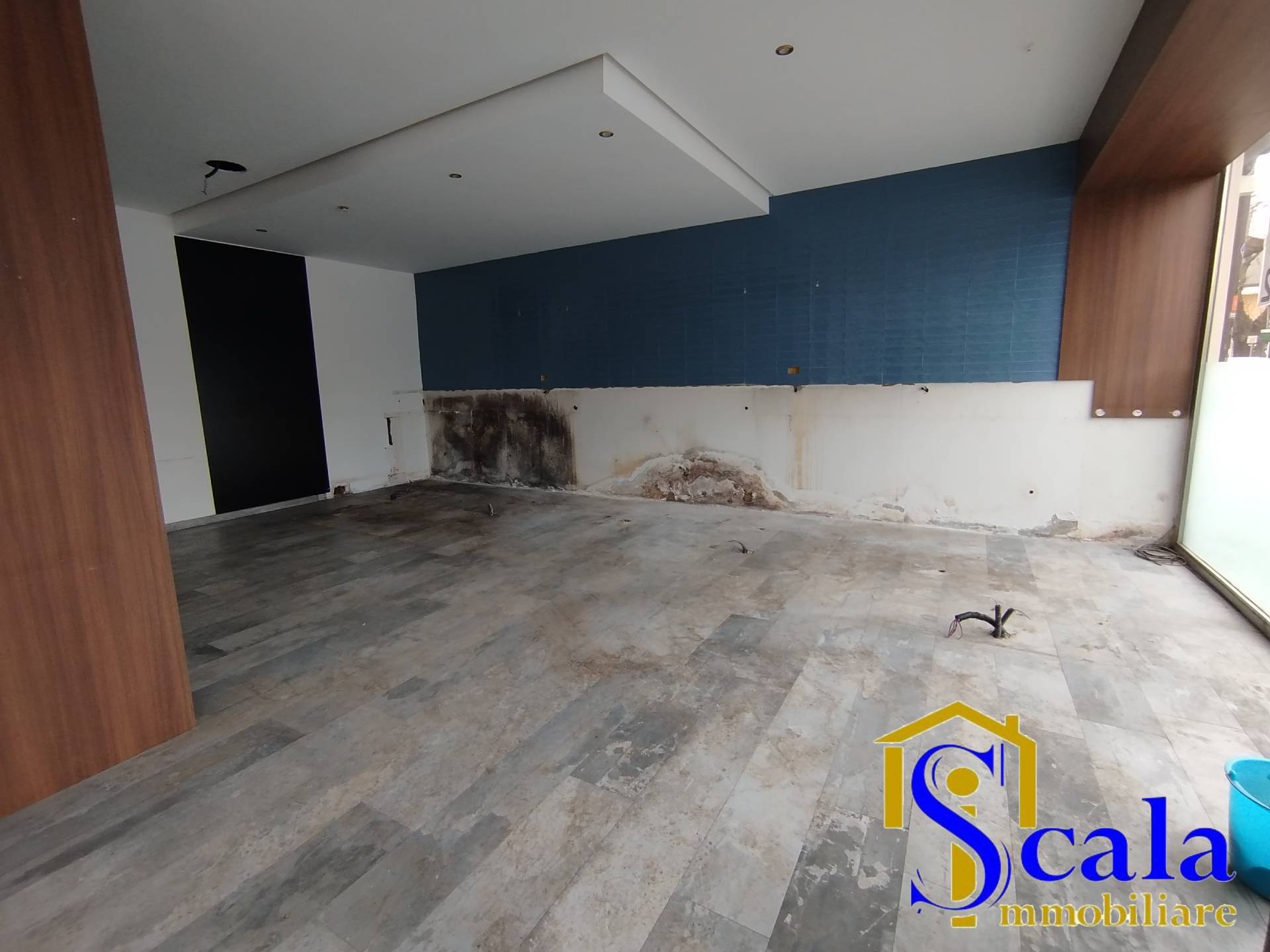 Locale commerciale in affitto a Santa Maria Capua Vetere