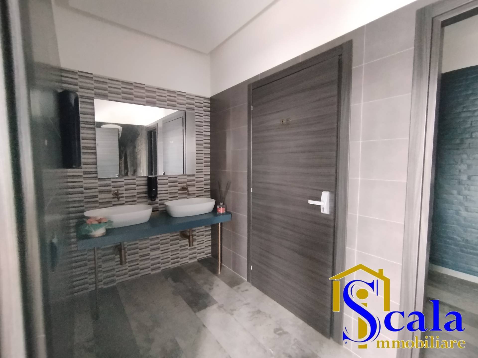 Locale commerciale in affitto a Santa Maria Capua Vetere