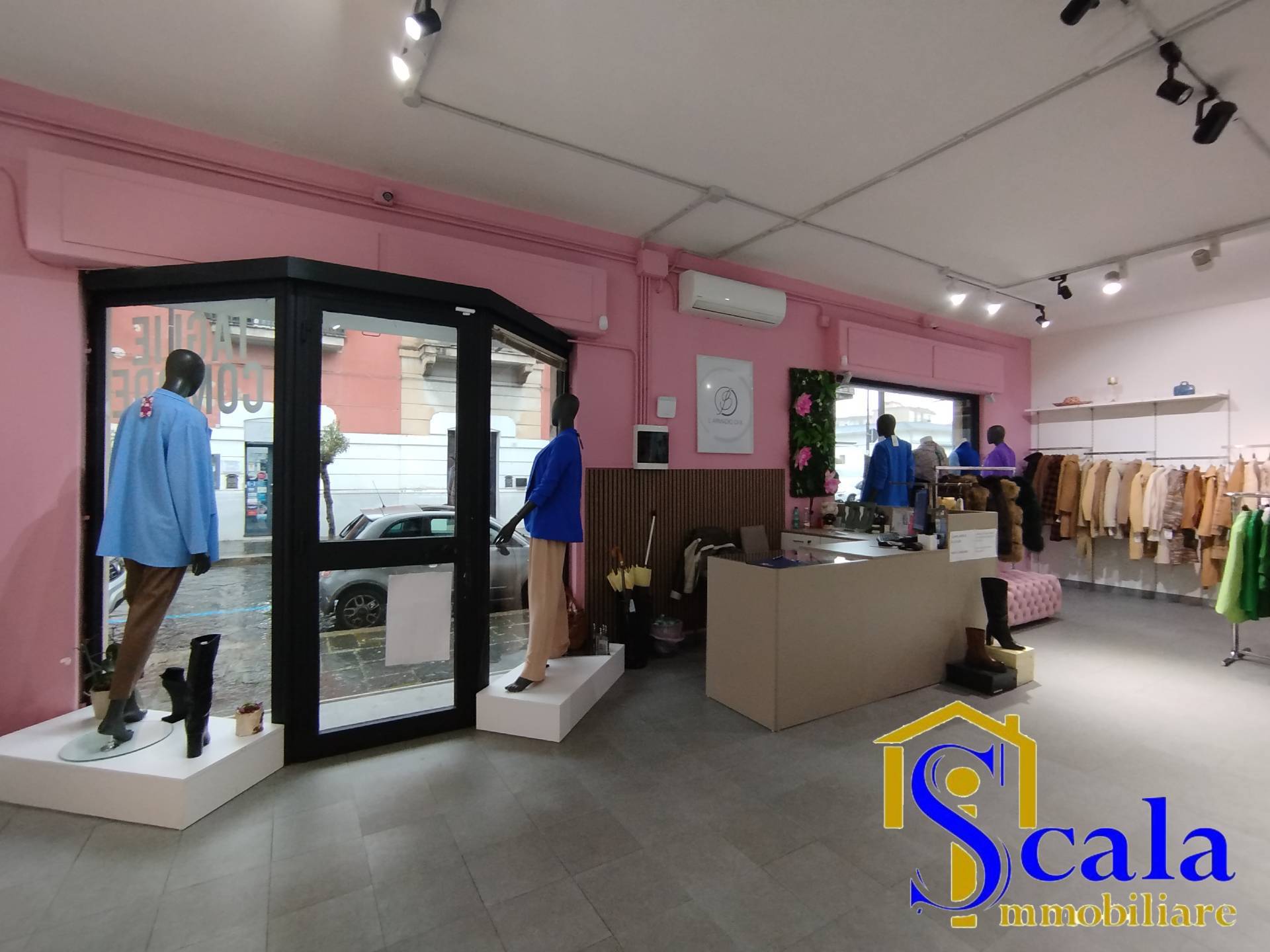 Locale commerciale in affitto a Santa Maria Capua Vetere