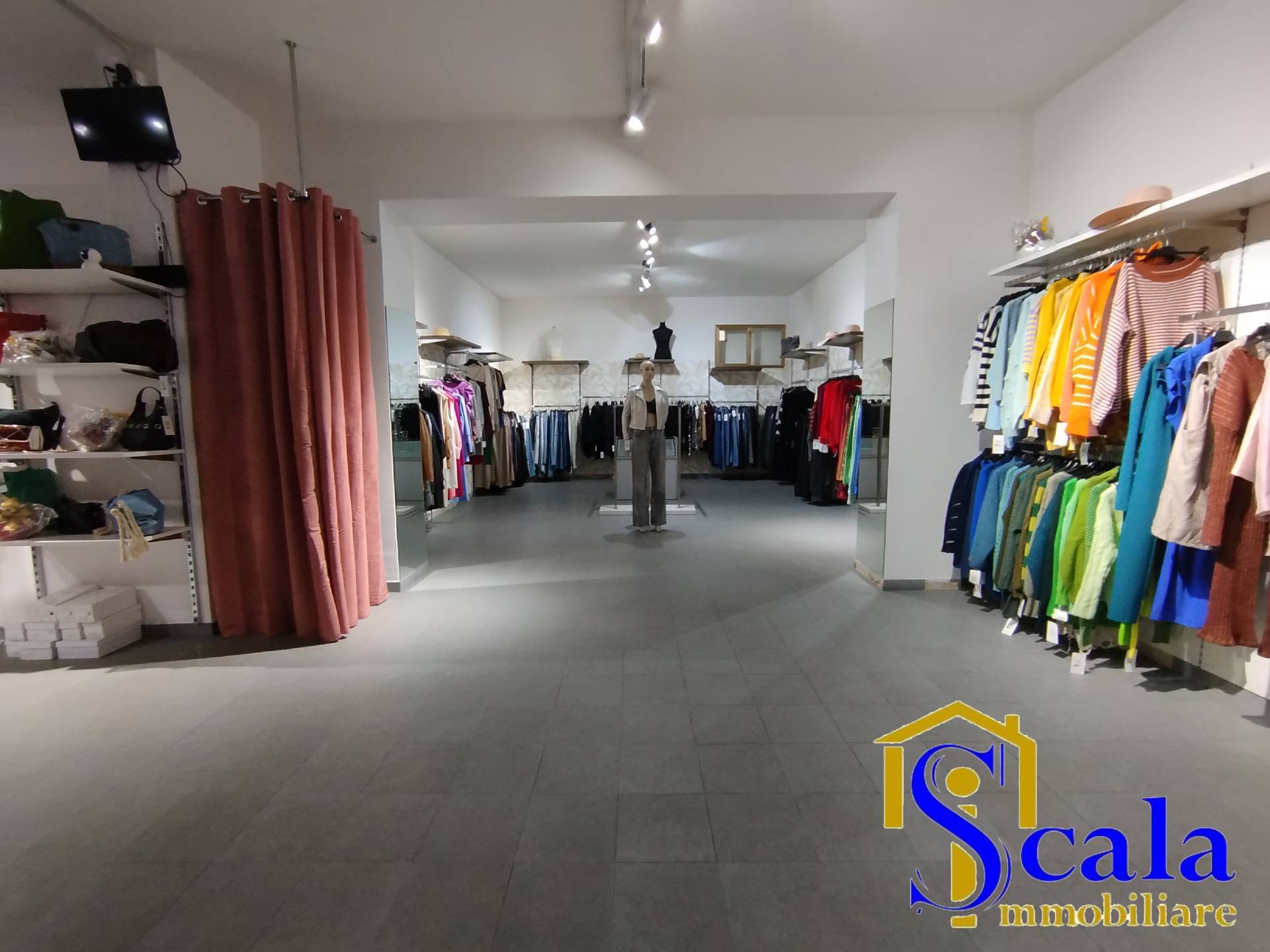 Locale commerciale in affitto a Santa Maria Capua Vetere