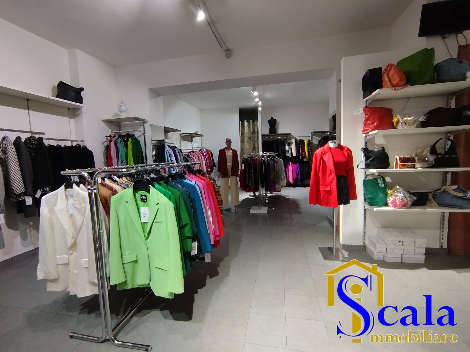 Locale commerciale in affitto a Santa Maria Capua Vetere