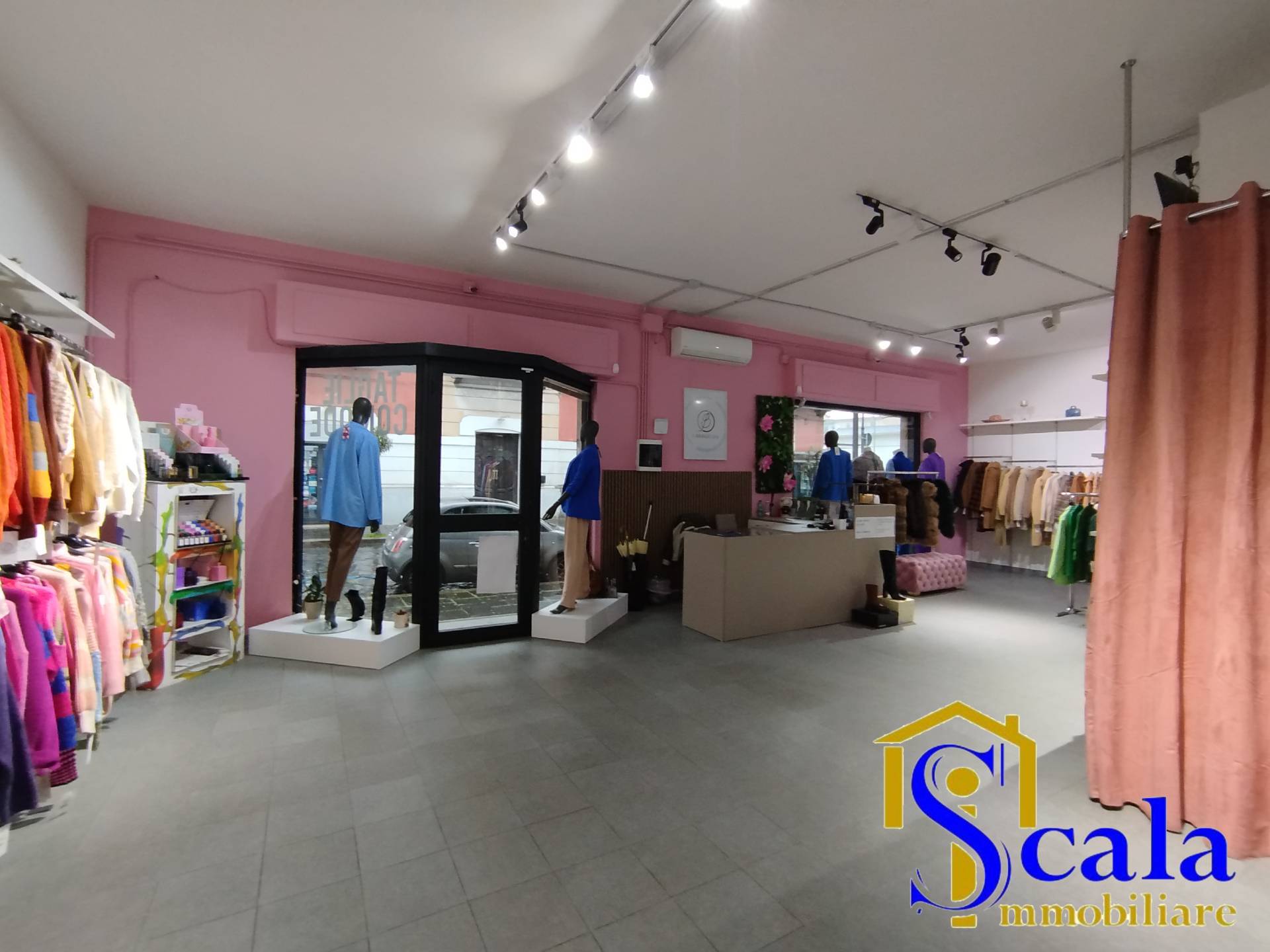 Locale commerciale in affitto a Santa Maria Capua Vetere