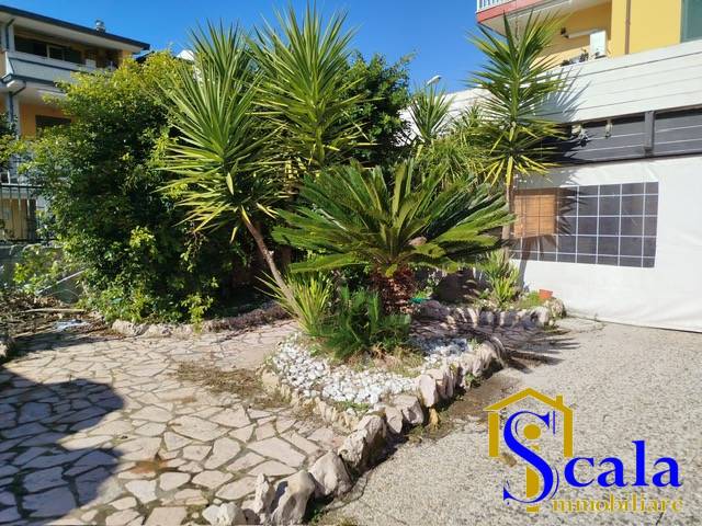 Locale commerciale in affitto a Portico di Caserta