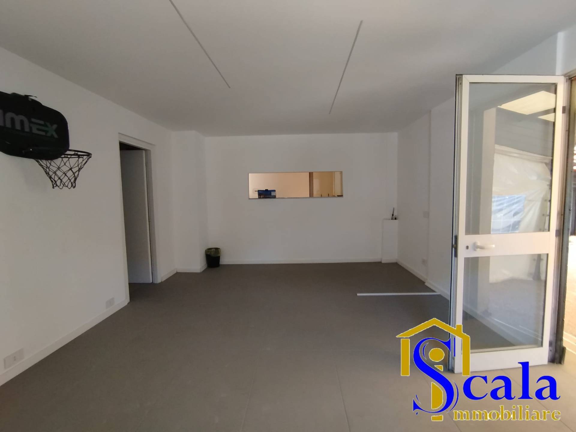 Locale commerciale in affitto a Portico di Caserta