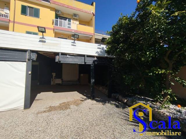 Locale commerciale in affitto a Portico di Caserta