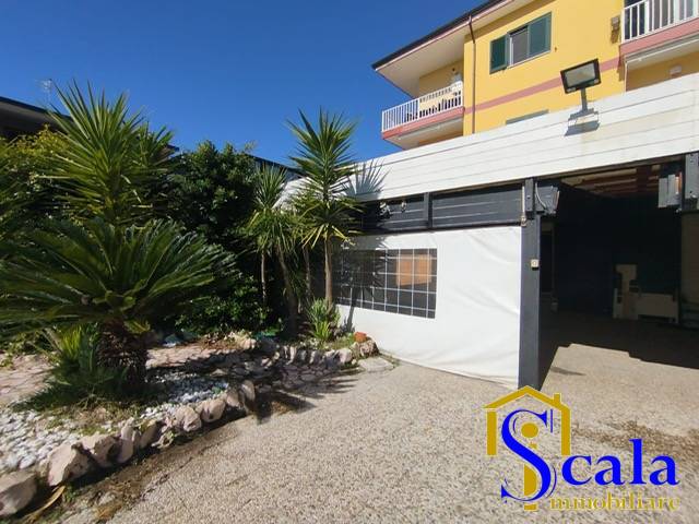 Locale commerciale in affitto a Portico di Caserta