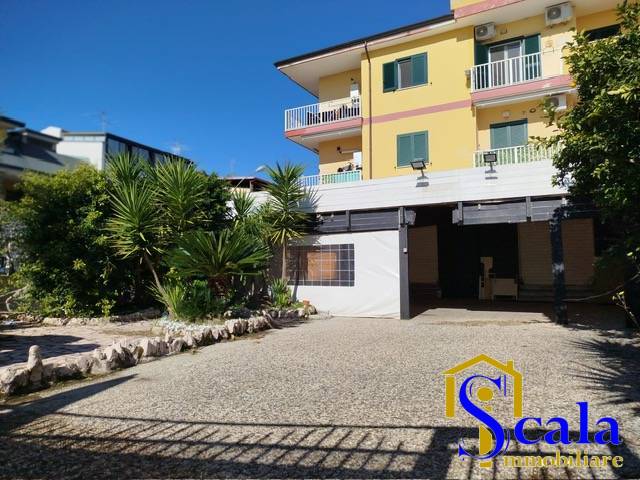 Locale commerciale in affitto a Portico di Caserta