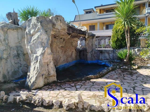 Locale commerciale in affitto a Portico di Caserta