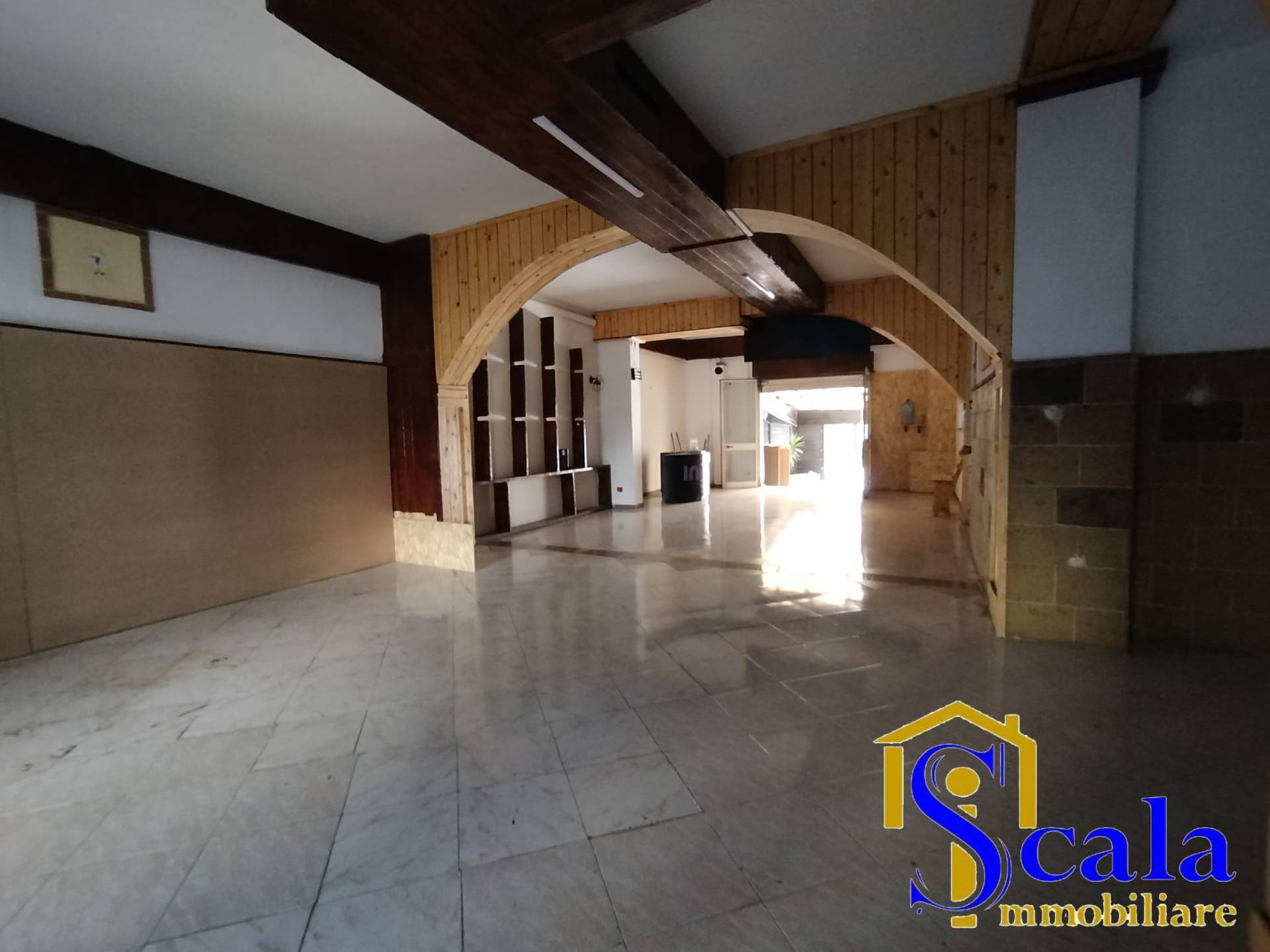 Locale commerciale in affitto a Portico di Caserta