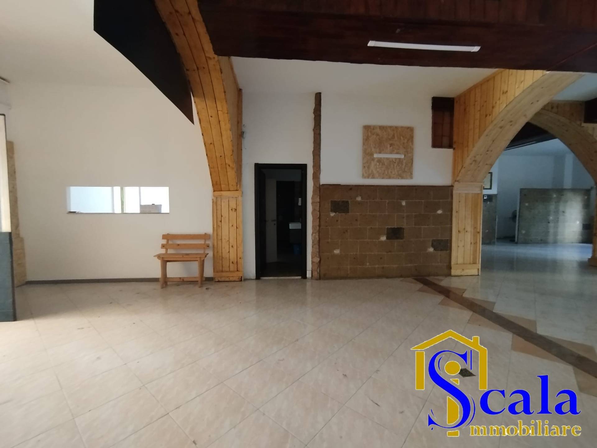 Locale commerciale in affitto a Portico di Caserta