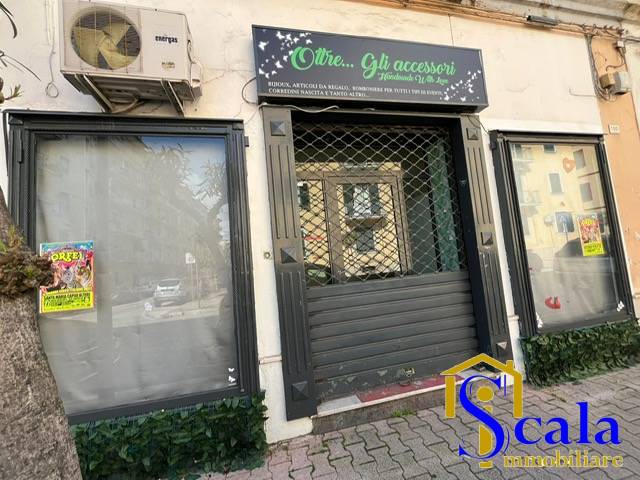 Locale commerciale in affitto a Santa Maria Capua Vetere
