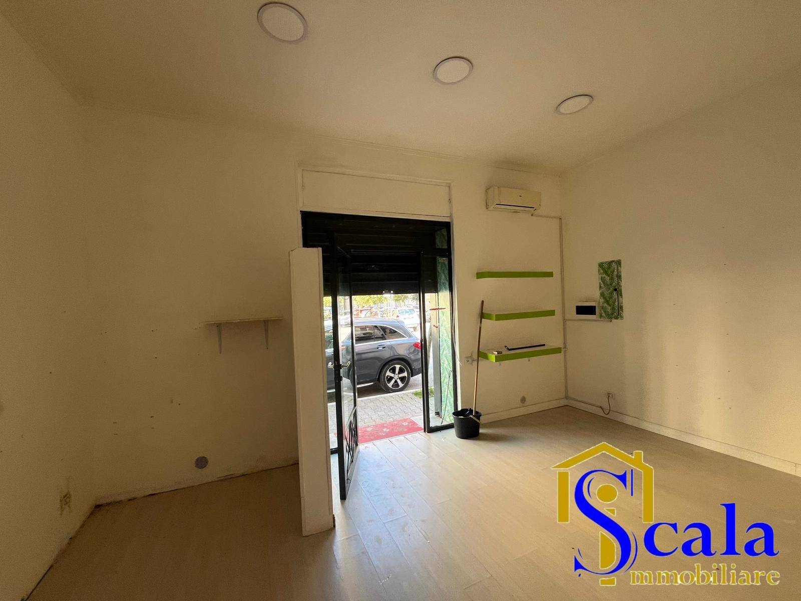 Locale commerciale in affitto a Santa Maria Capua Vetere