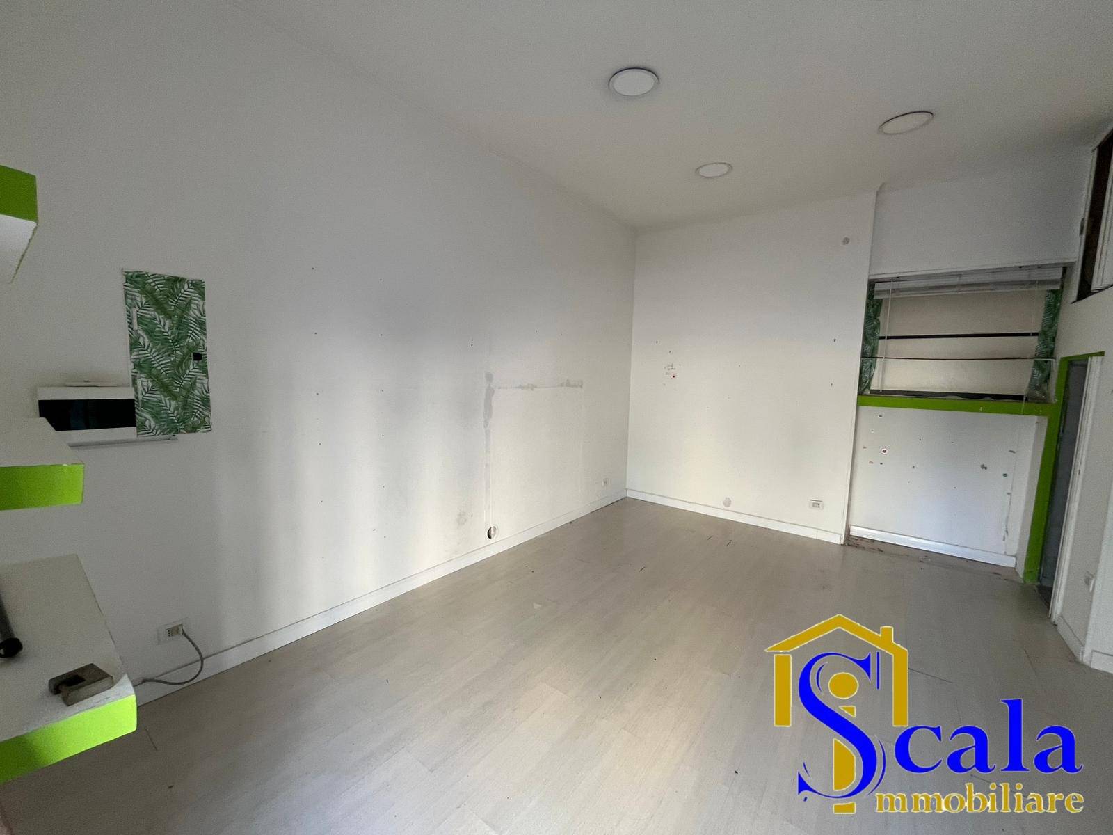 Locale commerciale in affitto a Santa Maria Capua Vetere