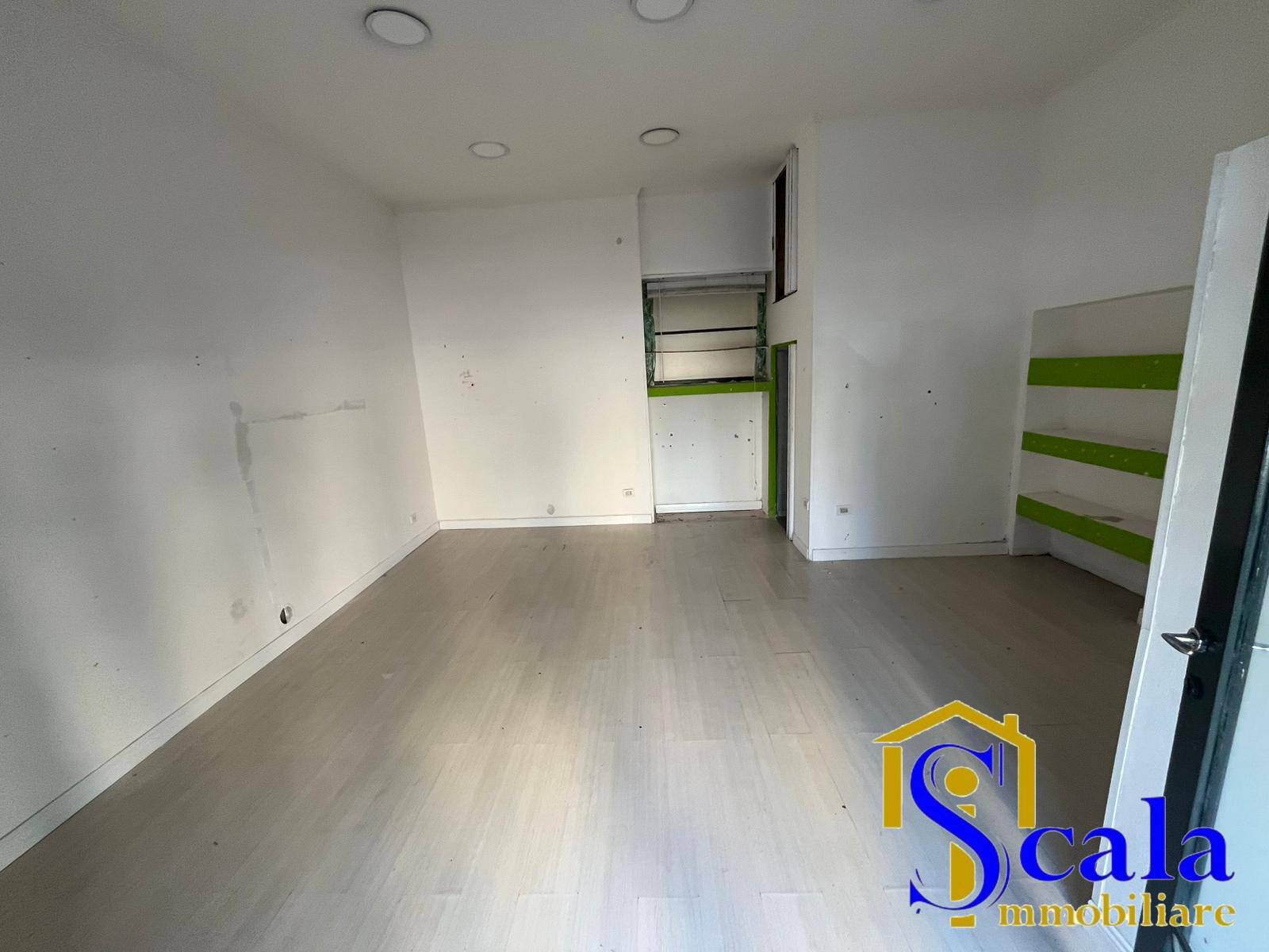 Locale commerciale in affitto a Santa Maria Capua Vetere