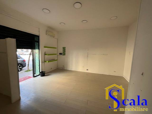 Locale commerciale in affitto a Santa Maria Capua Vetere