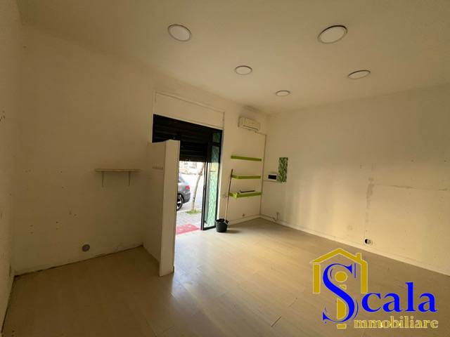 Locale commerciale in affitto a Santa Maria Capua Vetere