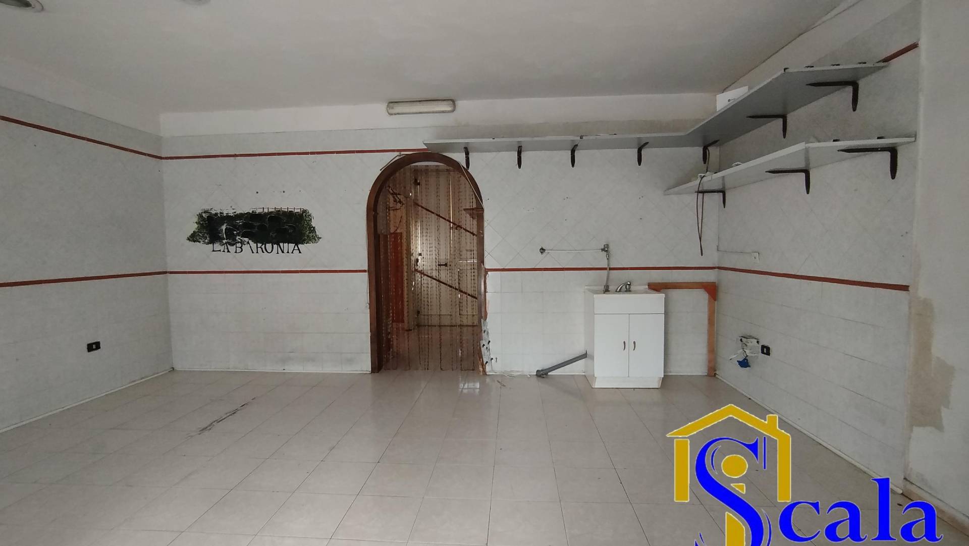 Locale commerciale in affitto a Capua, Sant'Angelo in Formis