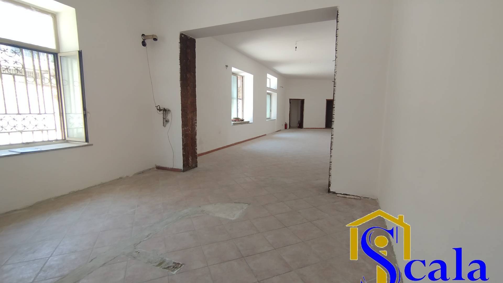 Locale commerciale in affitto a Curti