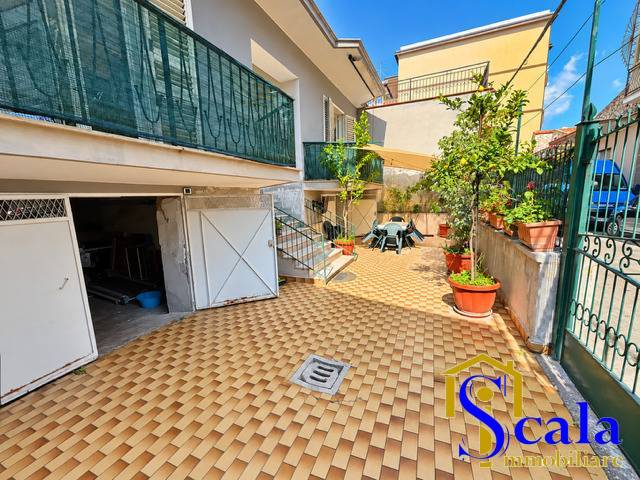 Villa in vendita a Curti