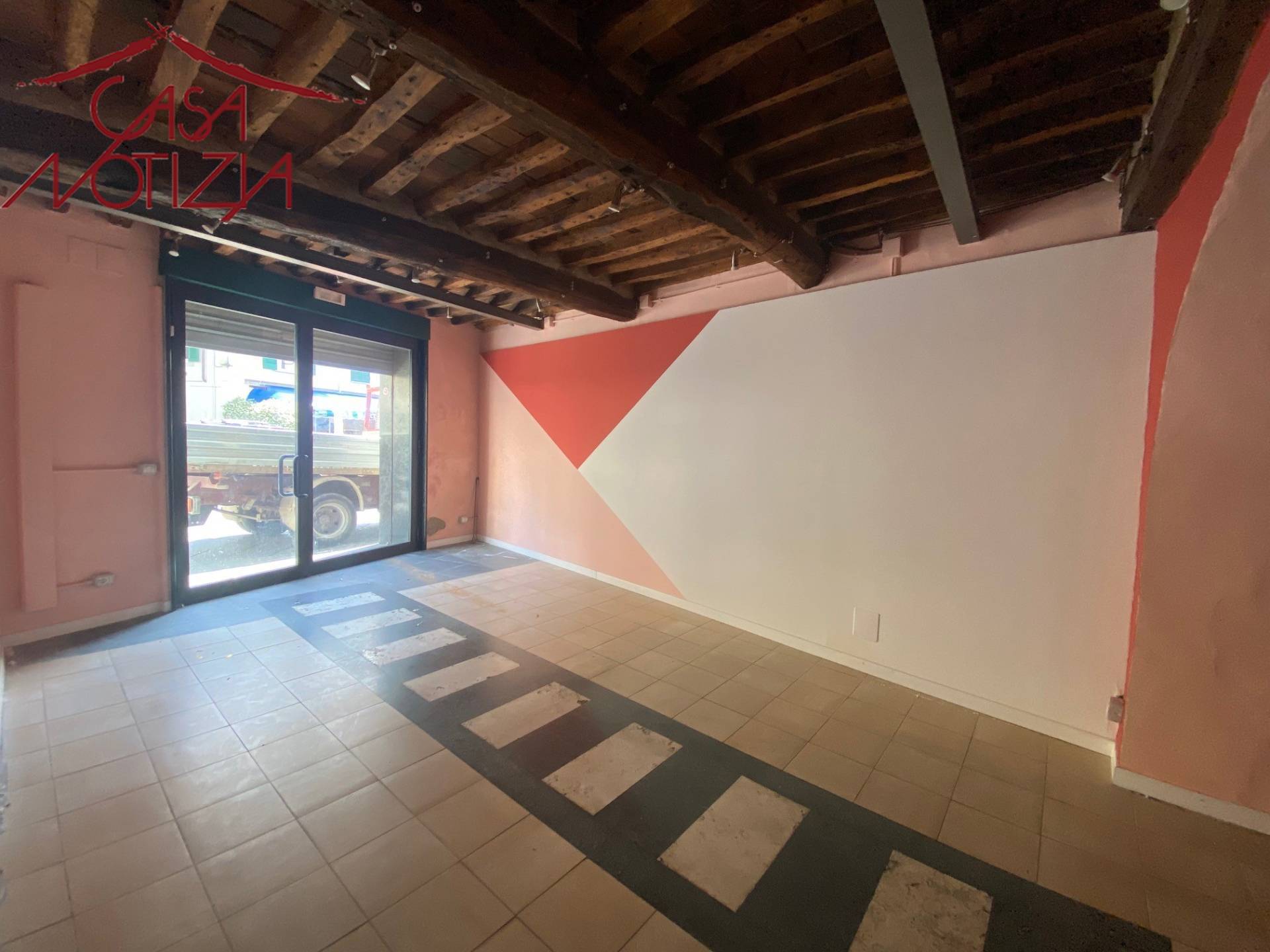 Immobile commerciale in vendita a Lucca, Centro storico