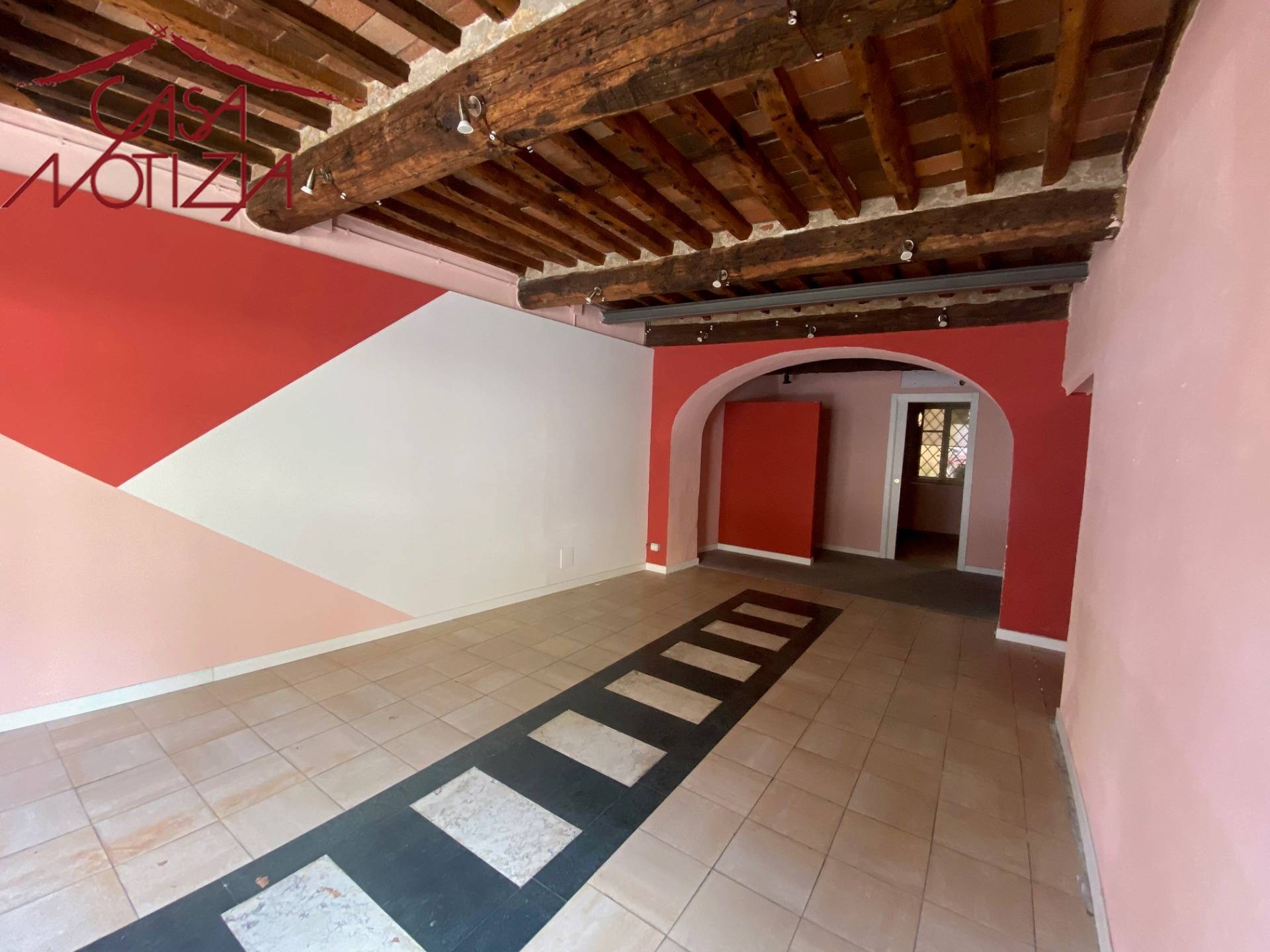 Immobile commerciale in vendita a Lucca, Centro storico