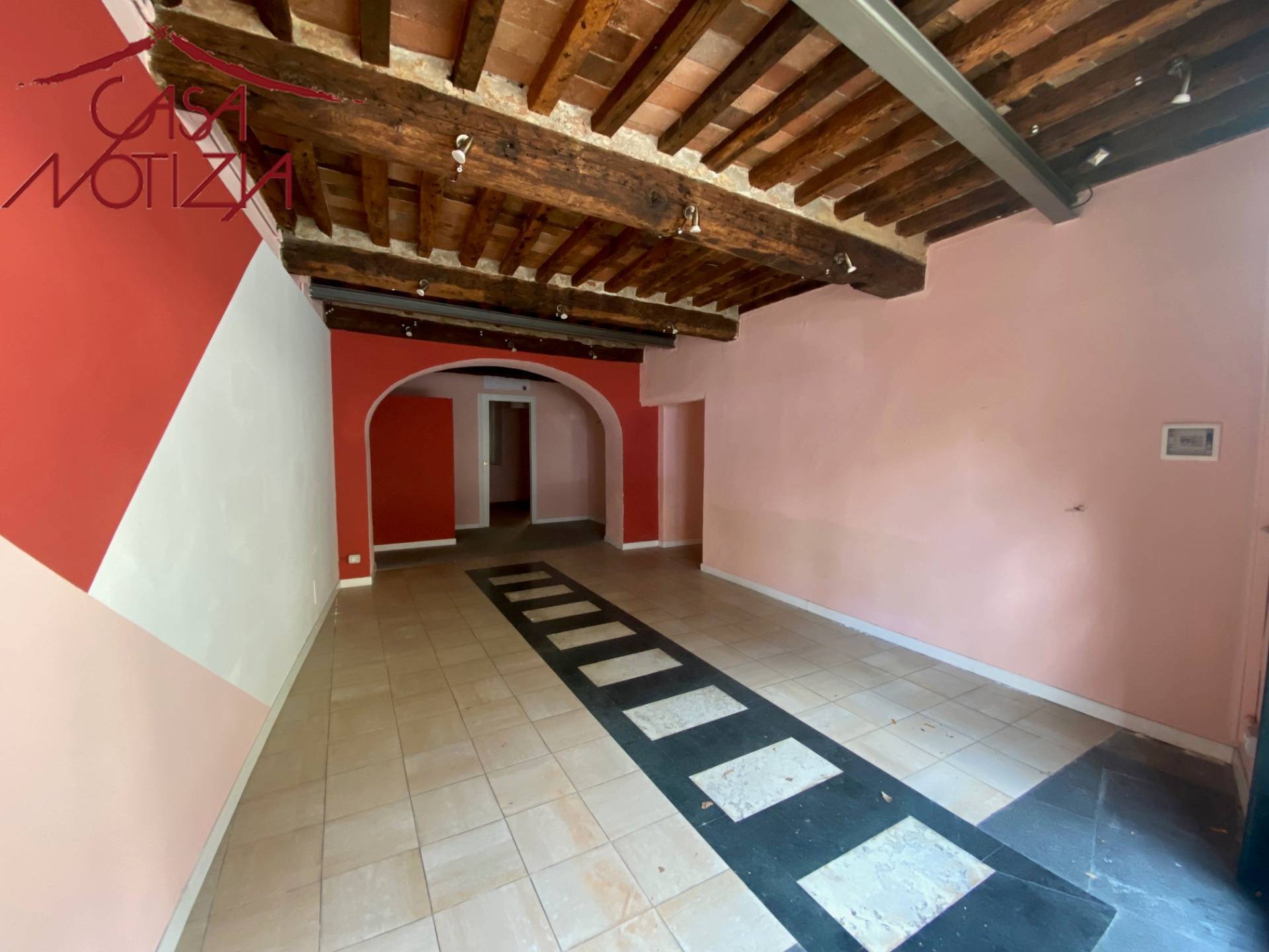 Immobile commerciale in vendita a Lucca, Centro storico