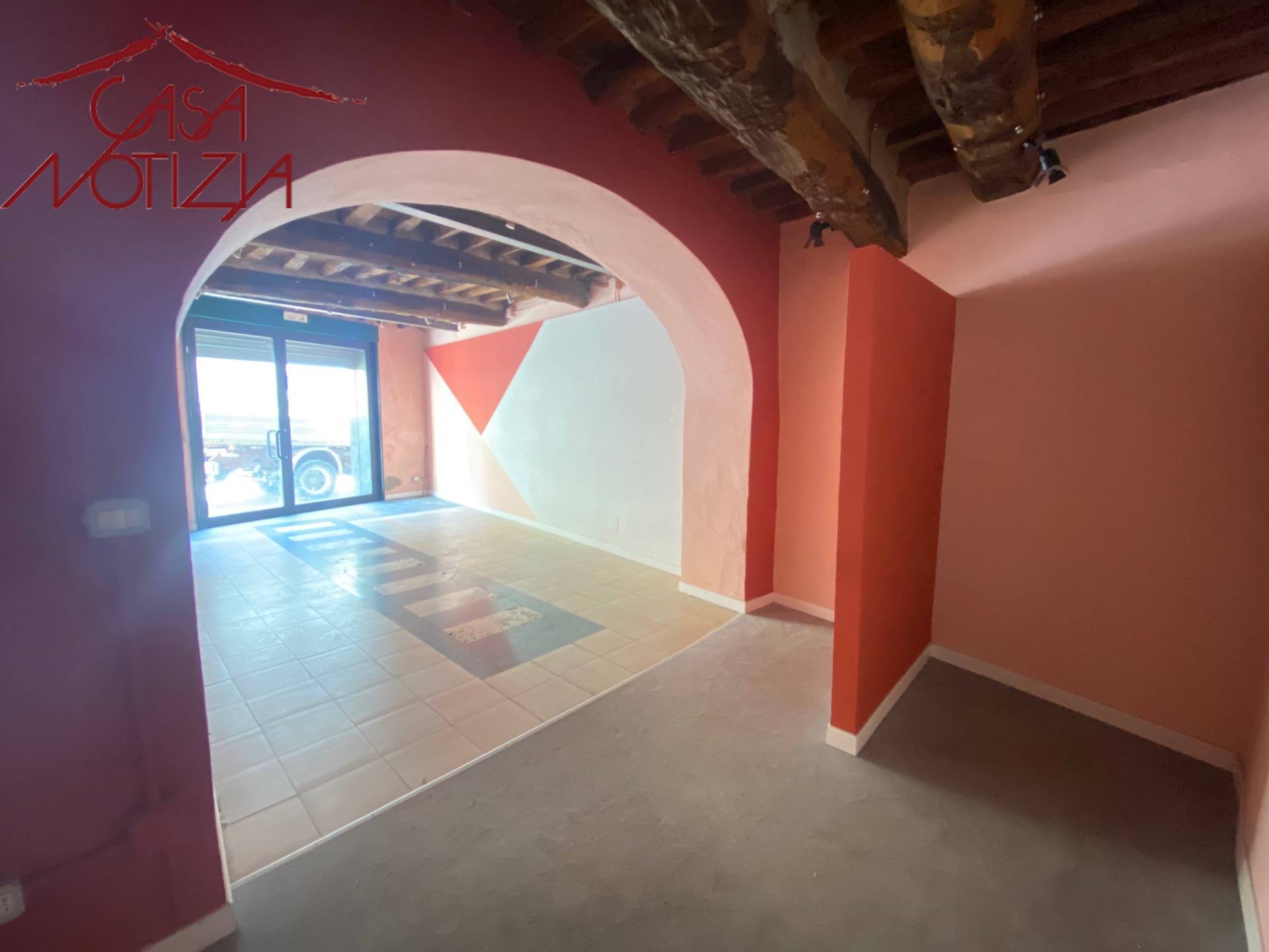 Immobile commerciale in vendita a Lucca, Centro storico