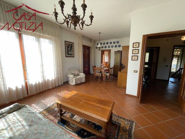 Villa bifamiliare in vendita a Lucca, Massa Pisana