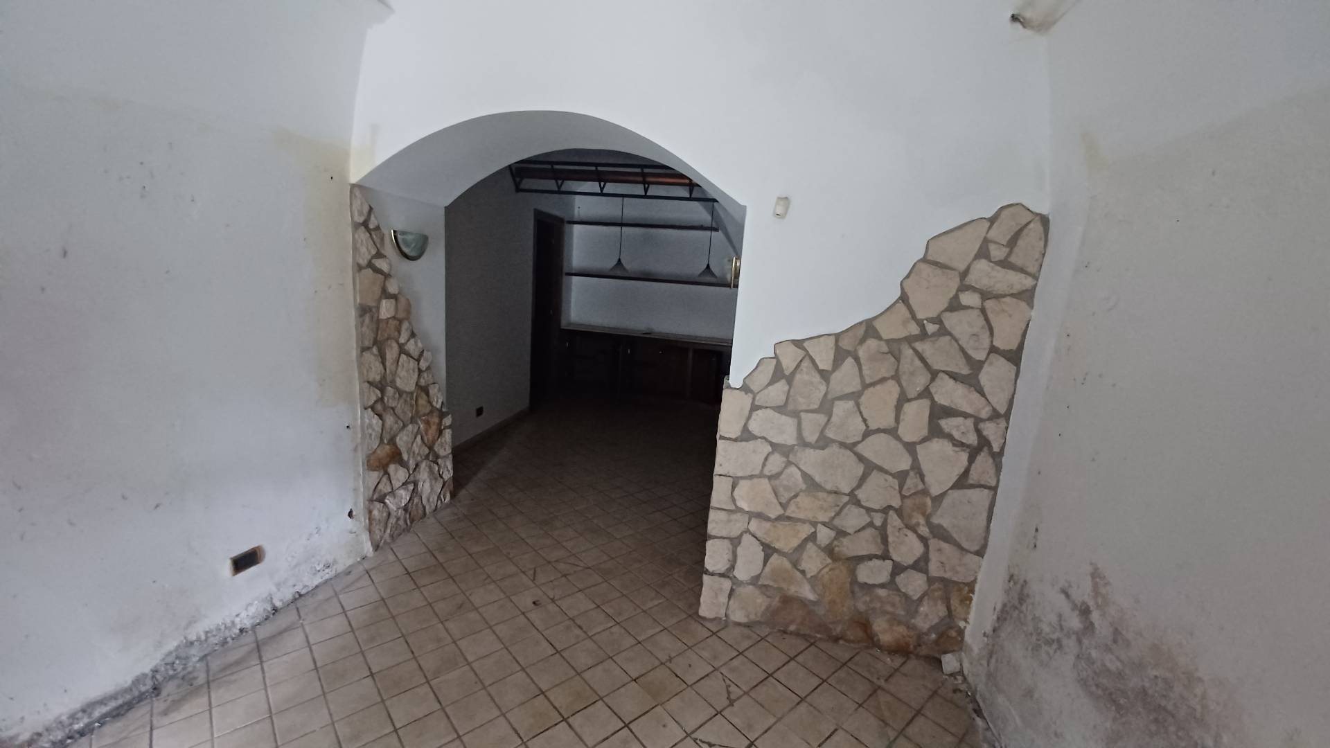 Locale commerciale in vendita a Sonnino