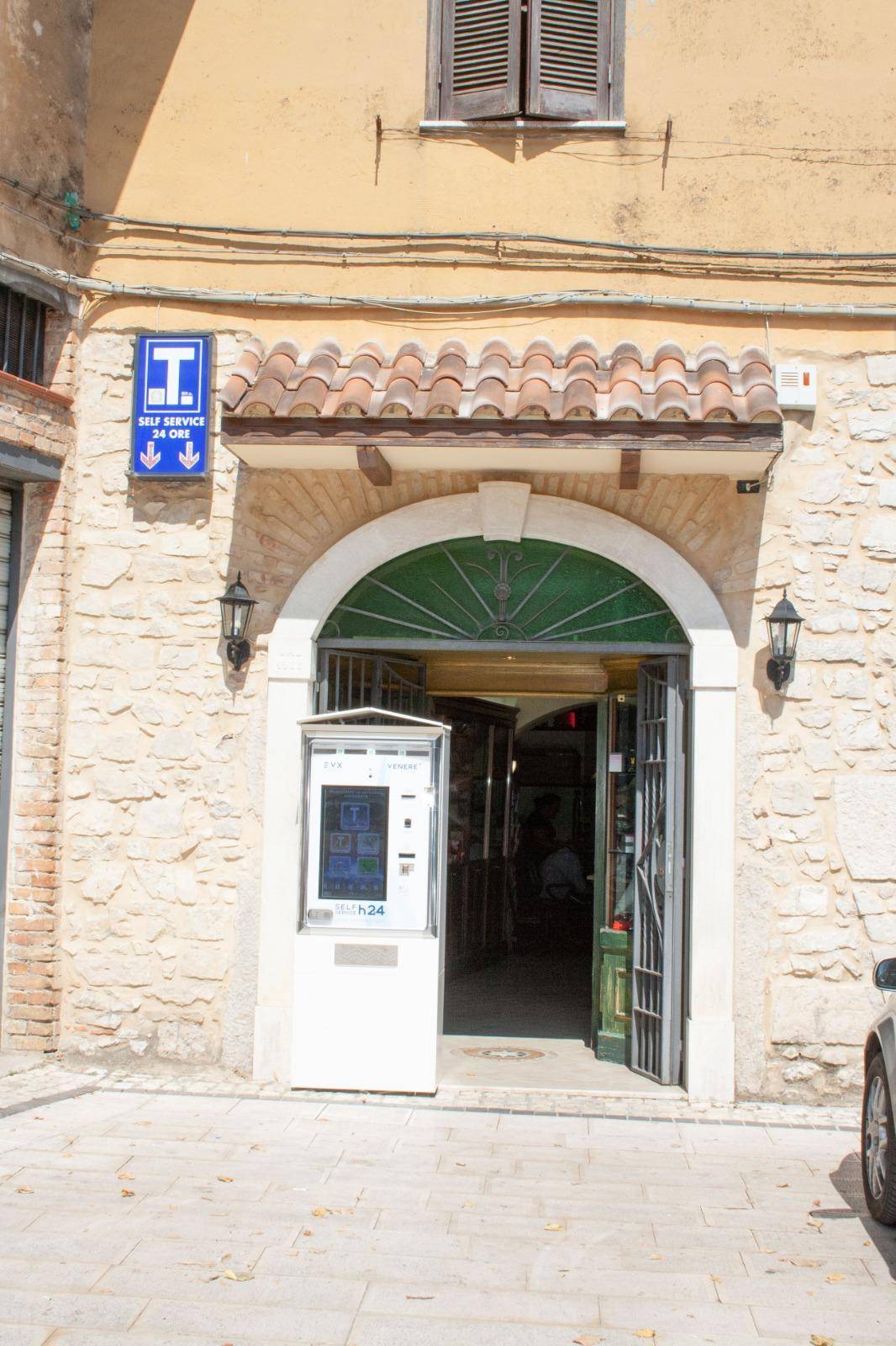 Locale commerciale in vendita a Sonnino