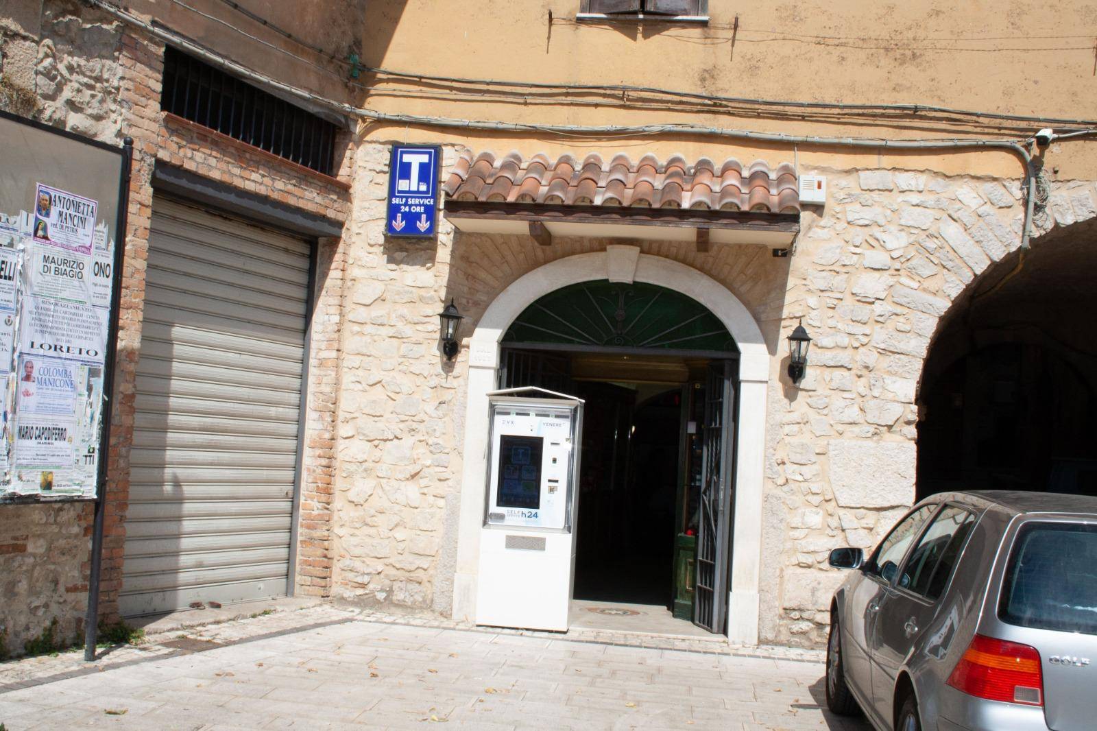 Locale commerciale in vendita a Sonnino