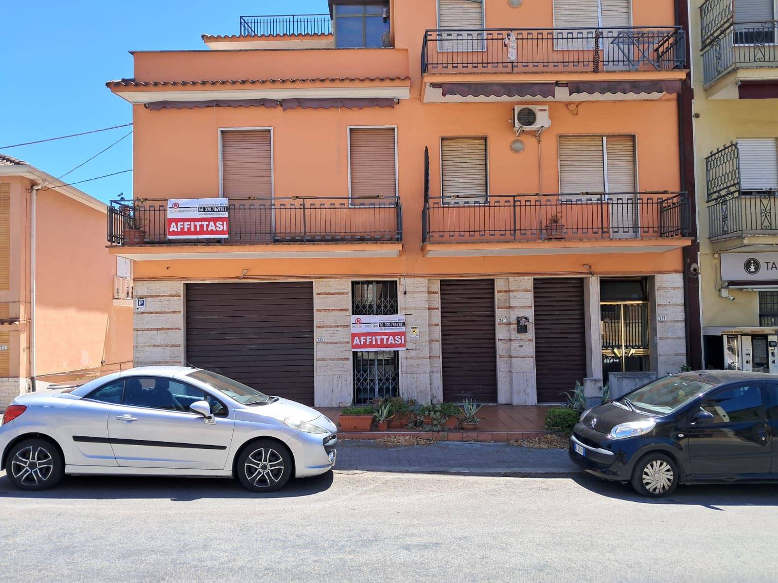 Locale commerciale in affitto a Frosinone, Centro