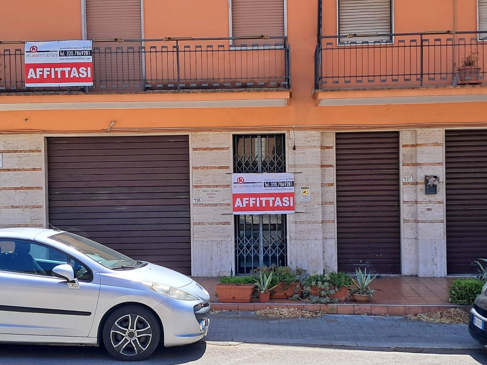 Locale commerciale in affitto a Frosinone, Centro