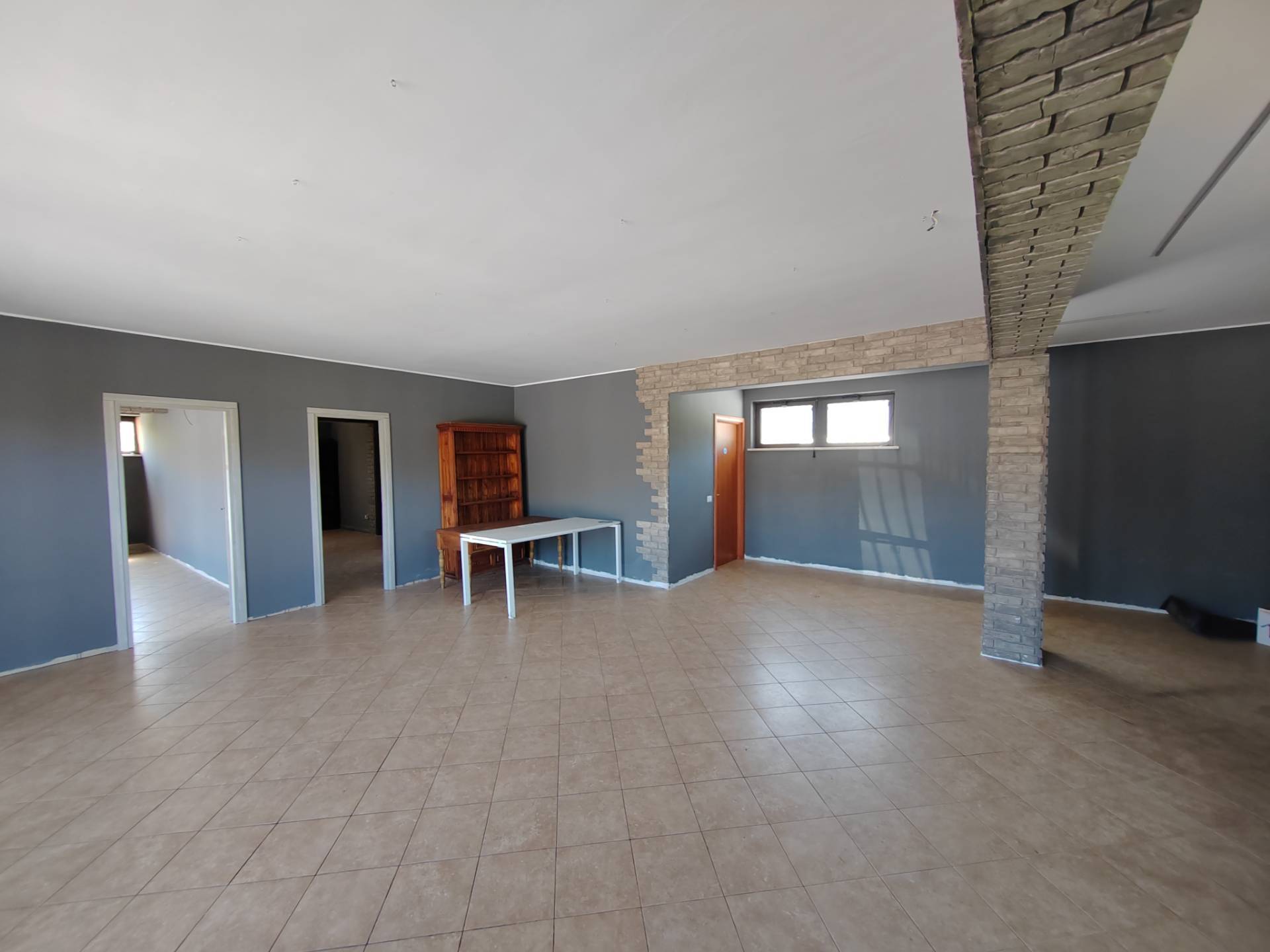 Locale commerciale in affitto a Ceccano