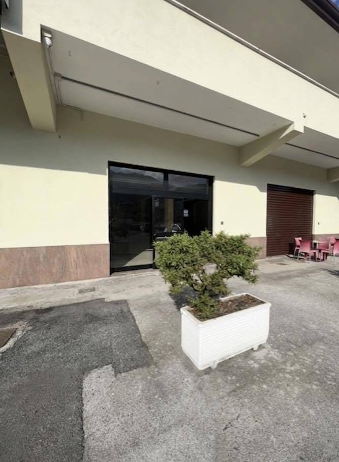 Locale commerciale in affitto a Morolo, Madonna del Piano