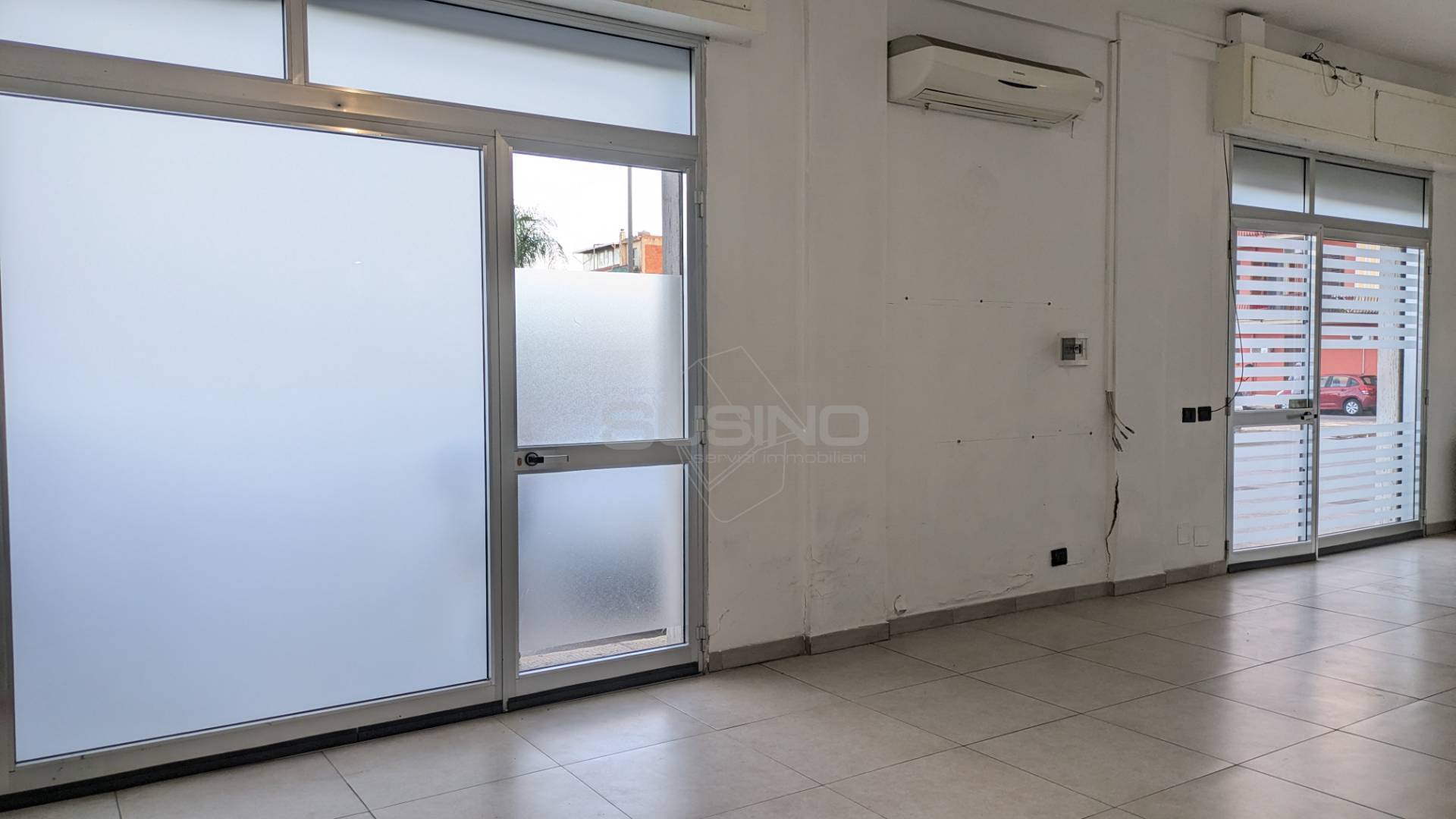 Locale commerciale in affitto a Floridia, Stazione