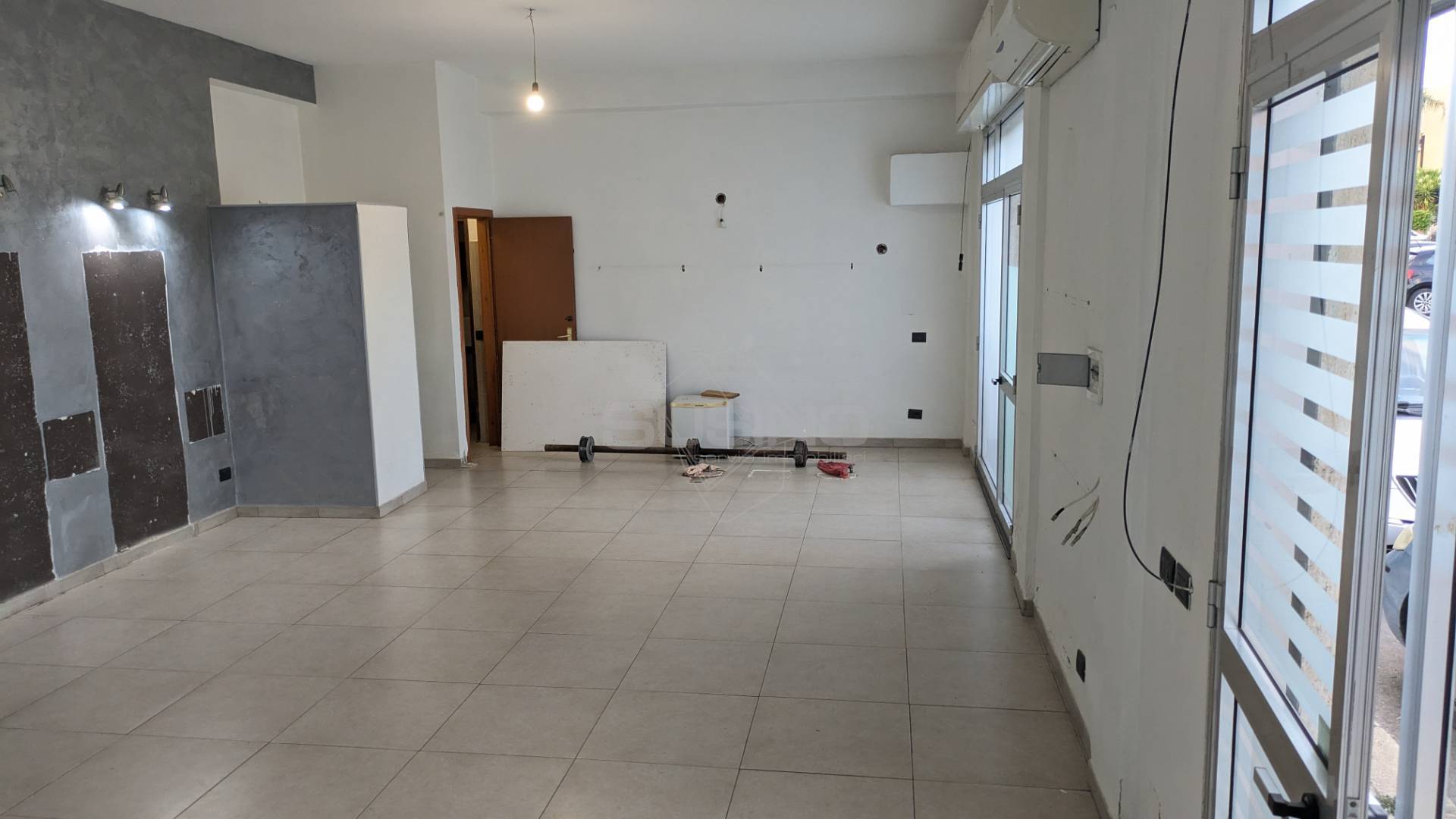 Locale commerciale in affitto a Floridia, Stazione