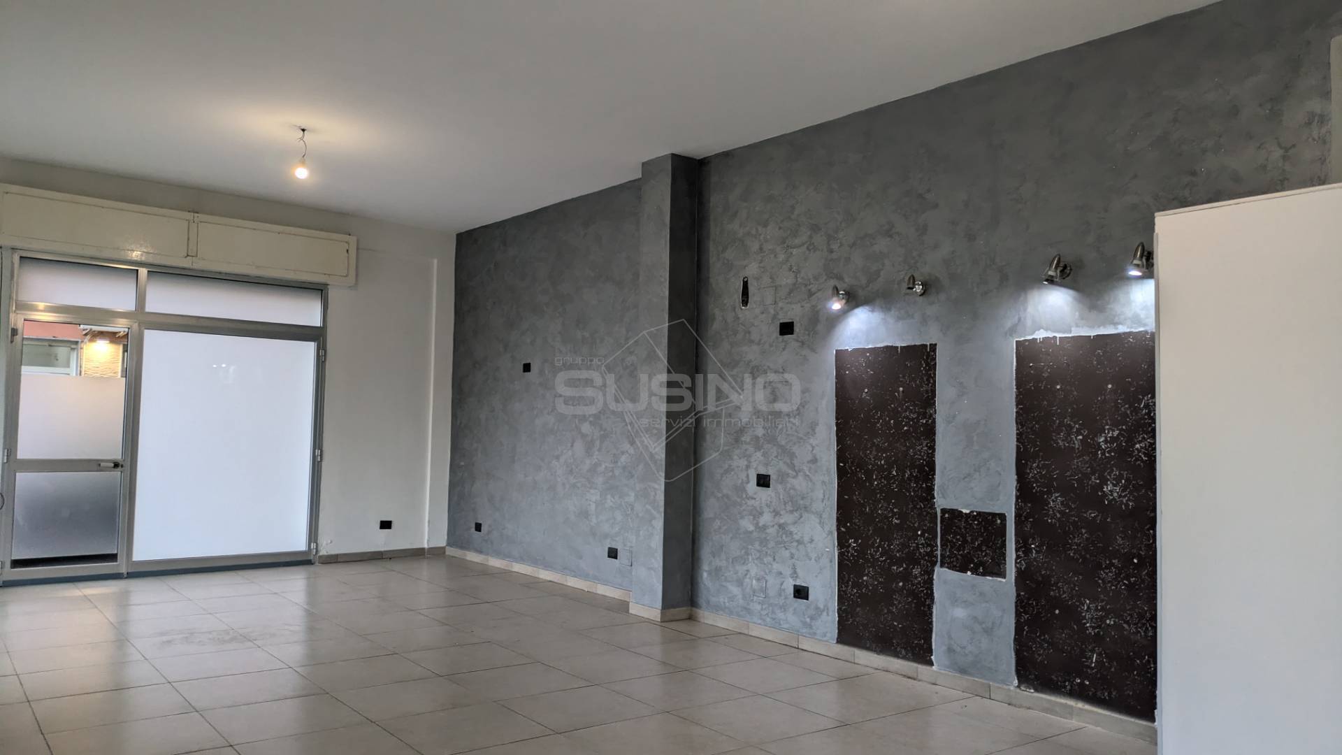 Locale commerciale in affitto a Floridia, Stazione