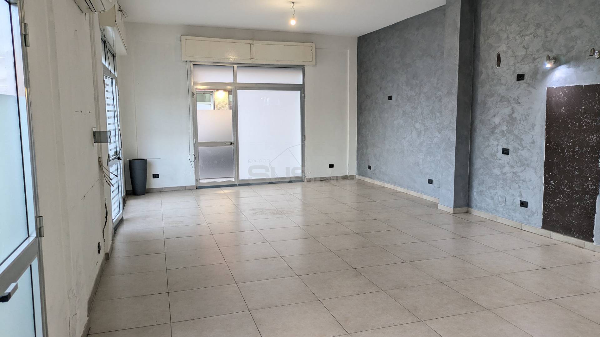 Locale commerciale in affitto a Floridia, Stazione