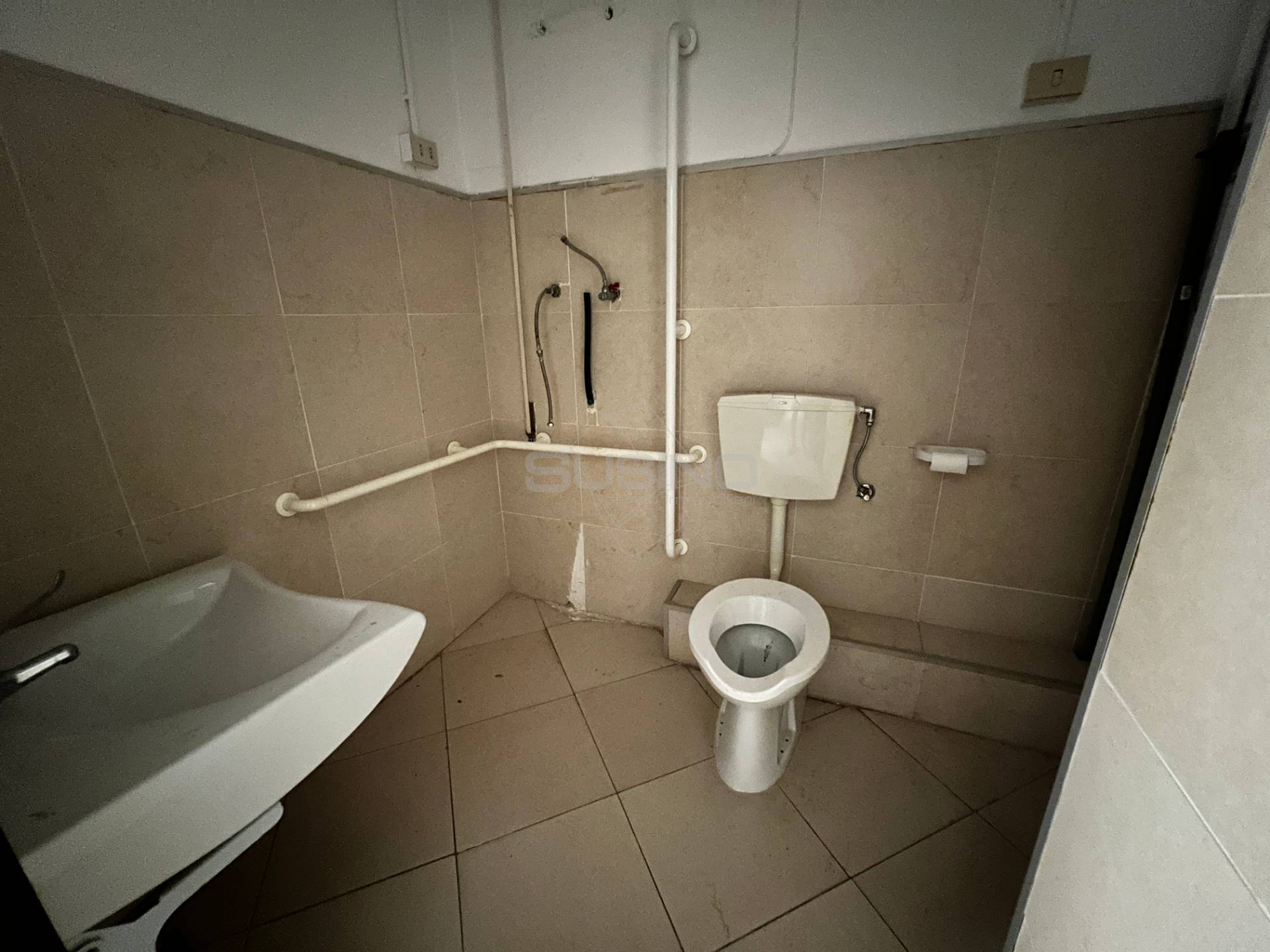 Locale commerciale in vendita a Siracusa, Piazza Adda