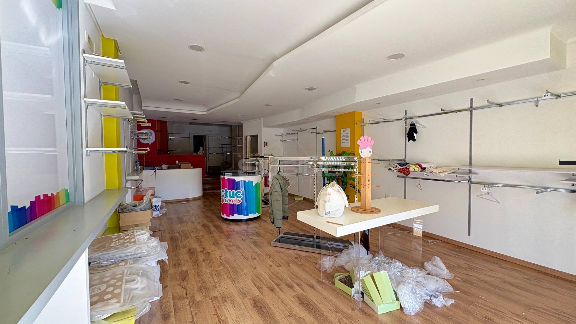 Locale commerciale in vendita a Siracusa, Piazza Adda