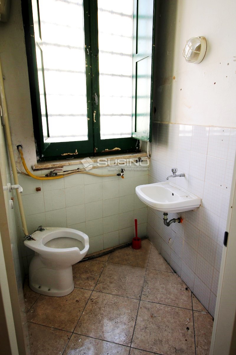 Locale commerciale in vendita a Siracusa, Tunisi