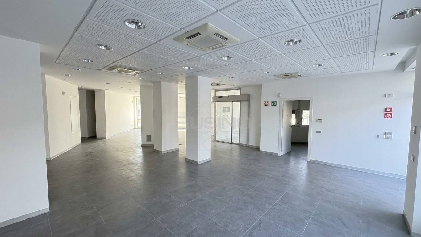 Locale commerciale in affitto a Siracusa, Piazzale Marconi