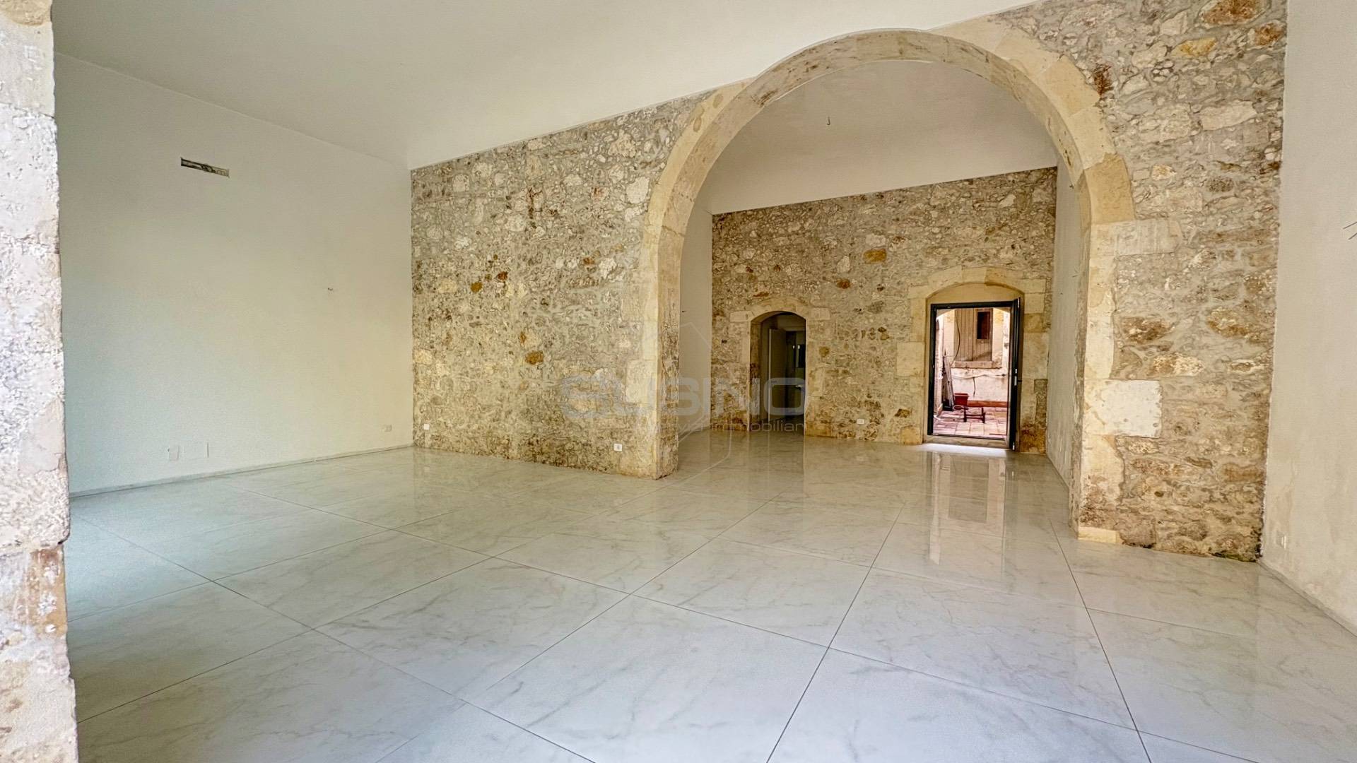 Locale commerciale in affitto a Siracusa, Umbertina